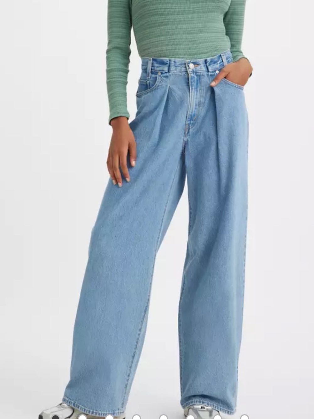 Levi's Pleated Baggy Dad Women’s Light Blue High-Loose Jeans.